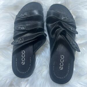 Size 6.5 Black ecco Sandals E2